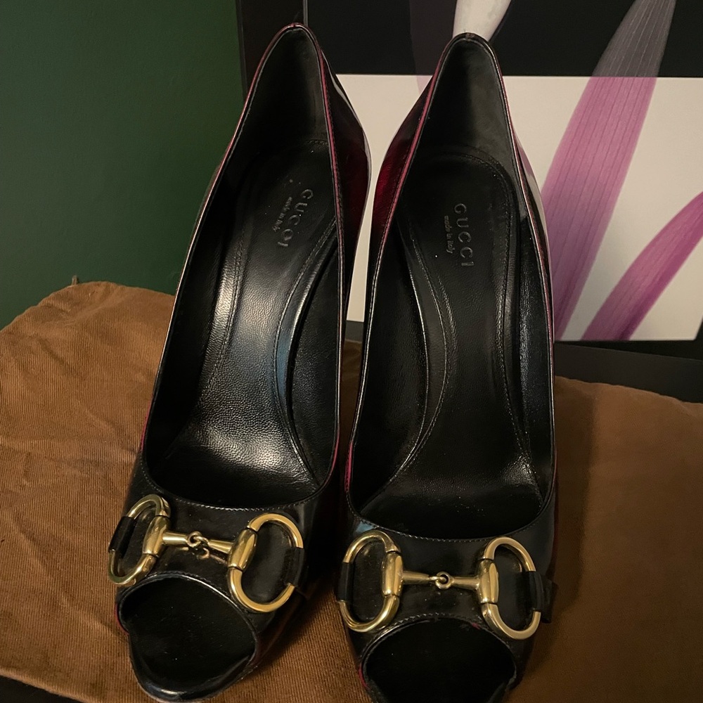 Gucci Black and Fuchsia Heels with Signature Gold Detailing